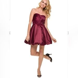 NWT Narianna Dres Strapless Color Burgandy
Size L